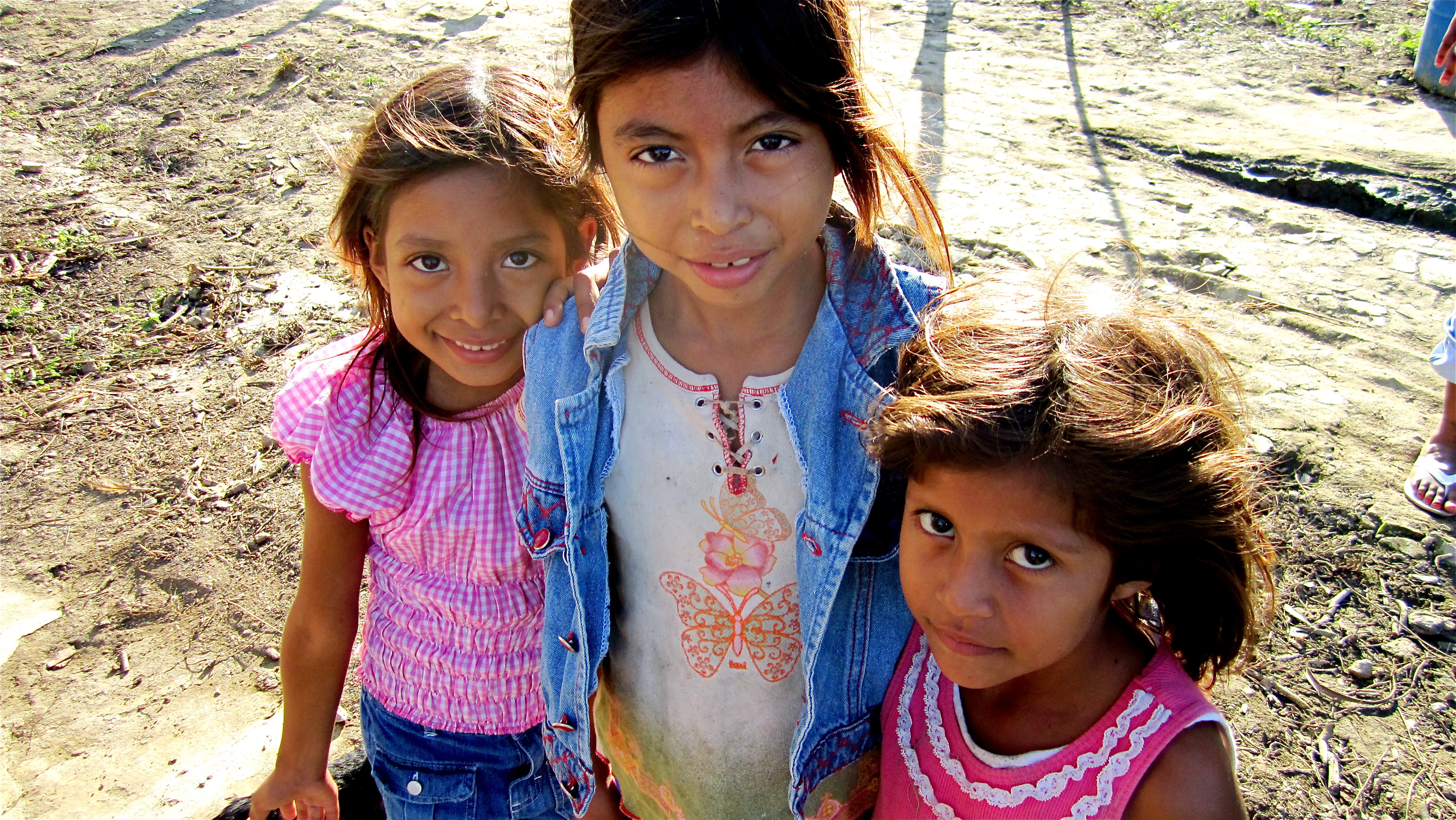 Girls from Monte de los Olivos (Michael Solis, 2011) 